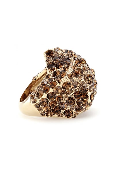 Anillo de cristales tintados de color topacio, en pavé, de Marc Jacobs Primavera 2012. Precio: 120 euros.