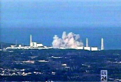 La imagen es una captura de televisión ofrecida por el canal ABC en el que se observa la última explosión en la central nuclear japonesa