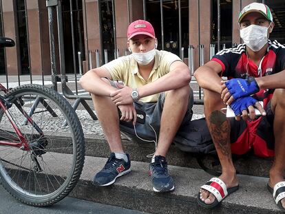 Gabriel e William fazem entregas de bicicleta em meio à pandemia.