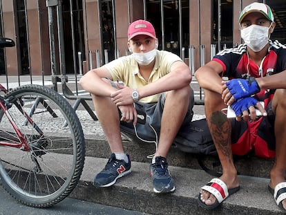 Gabriel e William fazem entregas de bicicleta em meio à pandemia.