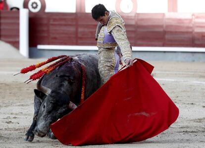 El diestro Saúl Jiménez Fortes da un pase a uno de sus astados en el festejo inaugural de la temporada 2018 en Las Ventas.