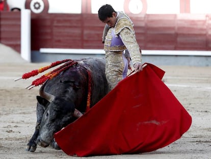 El diestro Saúl Jiménez Fortes da un pase a uno de sus astados en el festejo inaugural de la temporada 2018 en Las Ventas.