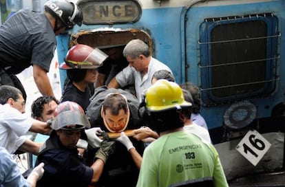 Rescatistas trasladan a un herido.