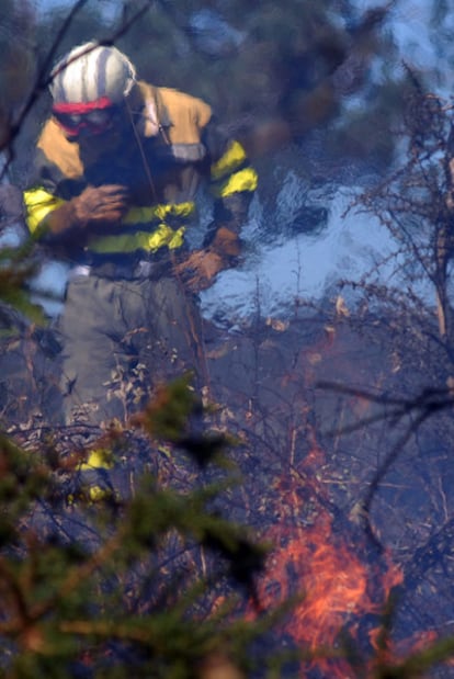Un operario sofoca un fuego en Vimianzo (A Coruña).