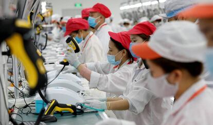 Las empleadas de la fábrica Vingroup trabajan en una línea de montaje de ventiladores hospitalarios usados para tratar a enfermos de covid-19 en las afueras de Hanoi, Vietnam, en septiembre de 2020.
