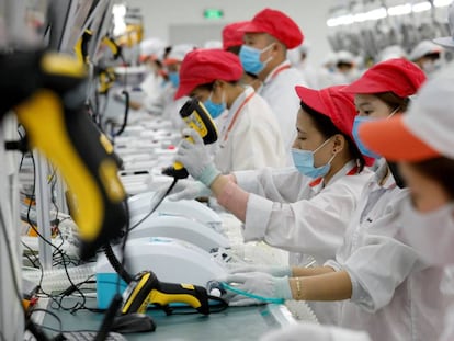 Las empleadas de la fábrica Vingroup trabajan en una línea de montaje de ventiladores hospitalarios usados para tratar a enfermos de covid-19 en las afueras de Hanoi, Vietnam, en septiembre de 2020.  