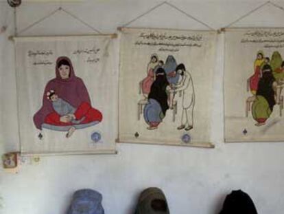 En diciembre de 2001, pocas semanas después de la caída del régimen de los talibanes, la ciudad de Kandahar, como en casi todas las otras regiones de Afganistán, seguía teniendo un ambiente claramente condicionado por los derrotados. La fotografía muestra a unas mujeres con sus <i>burkas</i> en la antesala de una clínica ginecológica.
