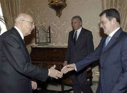 El presidente Giorgio Napolitano estrecha la mano de Romano Prodi ayer en el palacio del Quirinal, en Roma.