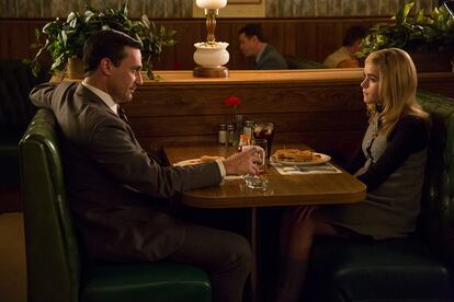 Jon Hamm como Don Draper y Kiernan Shipka como Sally Draper en una escena de ‘Mad Men’.