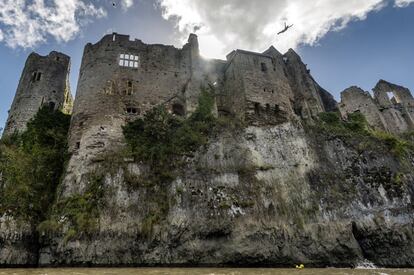 El británico Blake Aldrige se lanza desde una altura de 26 metros durante la competición de saltos de acantilados 'Red Bull Cliff Diving World Series', cerca de Chepstow (Reino Unido).