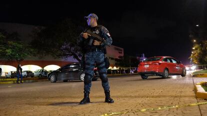 Un agente de la Policía, en Cancún.