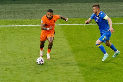 Memphis, ante Yarmolenko, en el duelo entre Países Bajos y Ucrania en Ámsterdam.