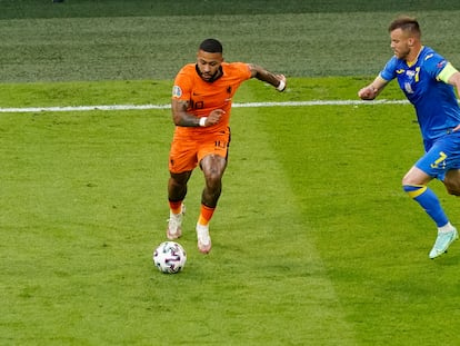 Memphis, ante Yarmolenko, en el duelo entre Países Bajos y Ucrania en Ámsterdam.