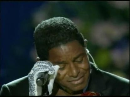 Jermaine Jackson le canta a su hermano