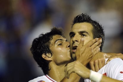 Negredo y Perotti celebran uno de los goles