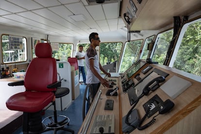 El puente de mando del 'Forth Hope'. Este barco hace de 10 a 11 viajes al año, a través de varios ríos amazónicos. Solo se detuvo unos meses por la pandemia de covid-19. En este viaje por varios pueblos, que llegó a los 20 días, realizó 9.291 atenciones que han incluido controles prenatales, numerosas vacunaciones, detecciones de diabetes y anemia, curaciones dentales.