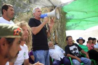 El líder jornalero del Sindicato Andaluz de Trabajadores (SAT) Diego Cañamero, se dirige ayer a los ocupantes de la finca propiedad del Ministerio de Defensa "Las Turquillas" en la provincia de Sevilla.