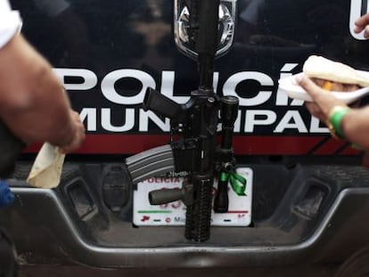 Un rifle en una patrulla policial en Michoacán.