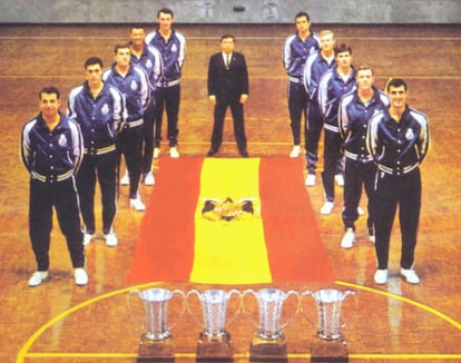 Pedro Ferrándiz en el centro, con los jugadores del Real Madrid a los lados y las cuatro Copas de Europa conseguidas por el técnico.