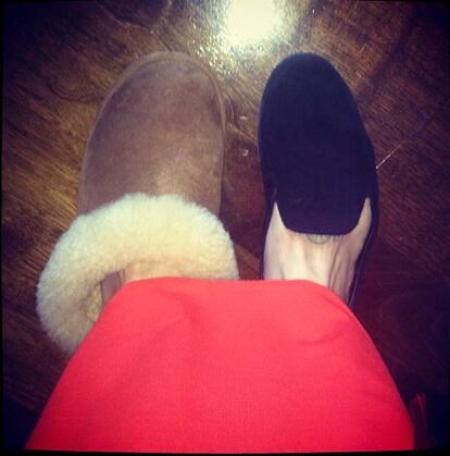 Las prisas no son buenas... Kelly casi sale por la puerta con una zapatilla de casa y un slipper porque llegaba tarde a una reunión.