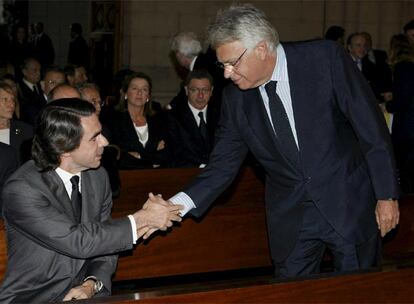 Los ex presidentes del Gobierno José María Aznar  y Felipe González se saludan durante el funeral de Estado en memoria del ex presidente Leopoldo Calvo Sotelo, que tuvo lugar el jueves en la catedral de La Almudena en Madrid. Aznar y Gónzalez se saludaron, pero no intercambiaron palabra alguna durante el acto.