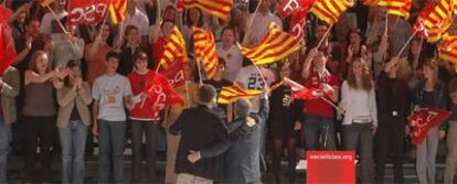 El presidente del Gobierno, José Luis Rodríguez Zapatero, junto al presidente catalán, José Montilla, en un mitin en Tarragona en octubre de 2006.