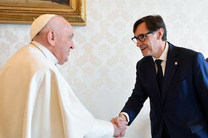 El papa Francisco estrecha la mano de Salvador Illa, en un encuentro celebrado en marzo de este año en Ciudad del Vaticano.