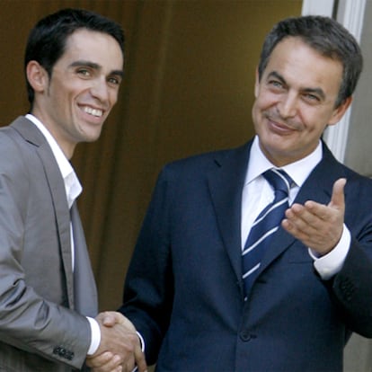 Contador y Zapatero, durante la recepción del presidente al ciclista en 2009, en La Moncloa, tras su segundo Tour.