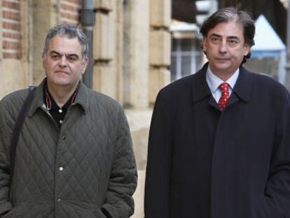 Vicente Farnós (izquierda), junto al TSJ en Valencia.