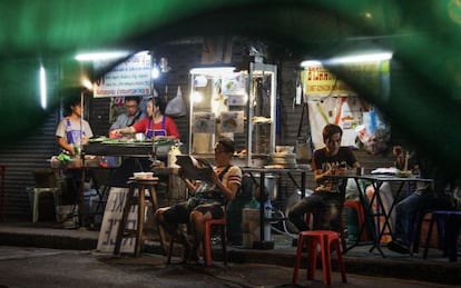 Algunos de los puestos callejeros que permanecen abiertos en la mítica bocacalle 38 de Sukhumvit, en Thong Lor, una céntrica zona de Bangkok (Tailandia).