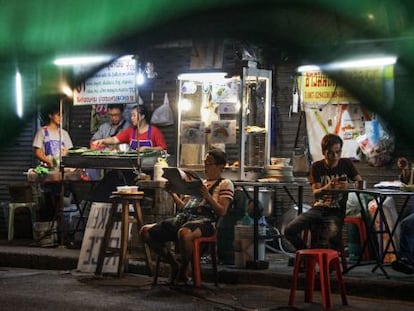 Algunos de los puestos callejeros que permanecen abiertos en la mítica bocacalle 38 de Sukhumvit, en Thong Lor, una céntrica zona de Bangkok (Tailandia).