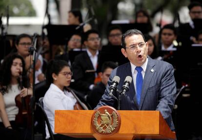 El presidente de Guatemala, Jimmy Morales, durante la inauguraci&oacute;n de la plaza de Espa&ntilde;a.