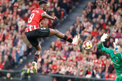 Iñaki Williams intenta rematar ante el guardameta Iñaki Peña.