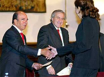 Emilio Botín (izquierda) e Ignacio Berdugo, ayer, durante la entrega de las becas de posgrado SCH.