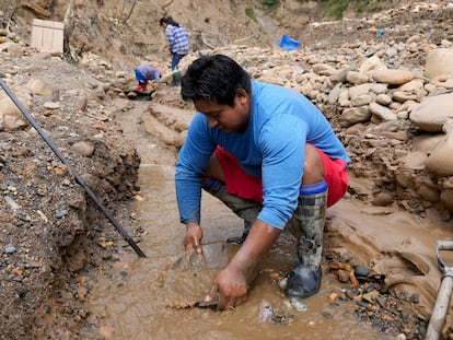 Una familia de mineros artesanales busca oro en el río Santa Rosa, en Bolivia.