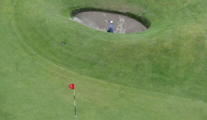 David Lingmerth juega el hoyo 17 de la primera ronda del Open The Old Course en St. Andrews, Escocia.