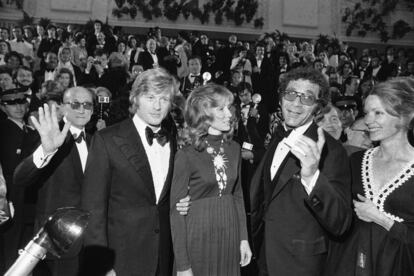 El 7 de mayo de 1972, (desde la izquierda) el actor Robert Redford y su esposa Lola, y el director Sydney Pollack y su esposa Claire Griswold, llegan al Palacio del Festival de Cannes para la presentación de la película 'Jeremiah Johnson'.