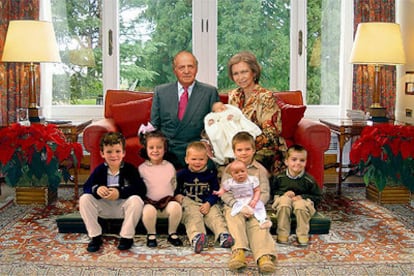 Felicitacion institucional de Navidad de Sus Majestades los Reyes, con la Infanta Leonor en brazos de la Reina.