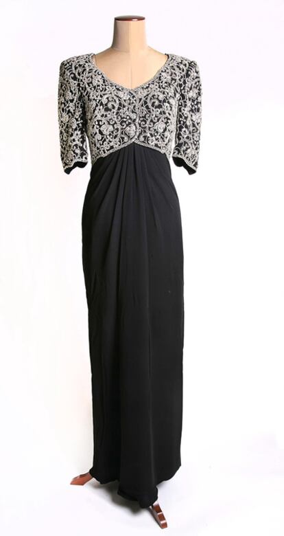 Vestido de crepé negro perteneciente a la princesa Diana, subastado en Los Ángeles, y que ha sido vendido por 100.000 euros.