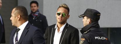 Neymar, con su padre, a su llegada a la AN.