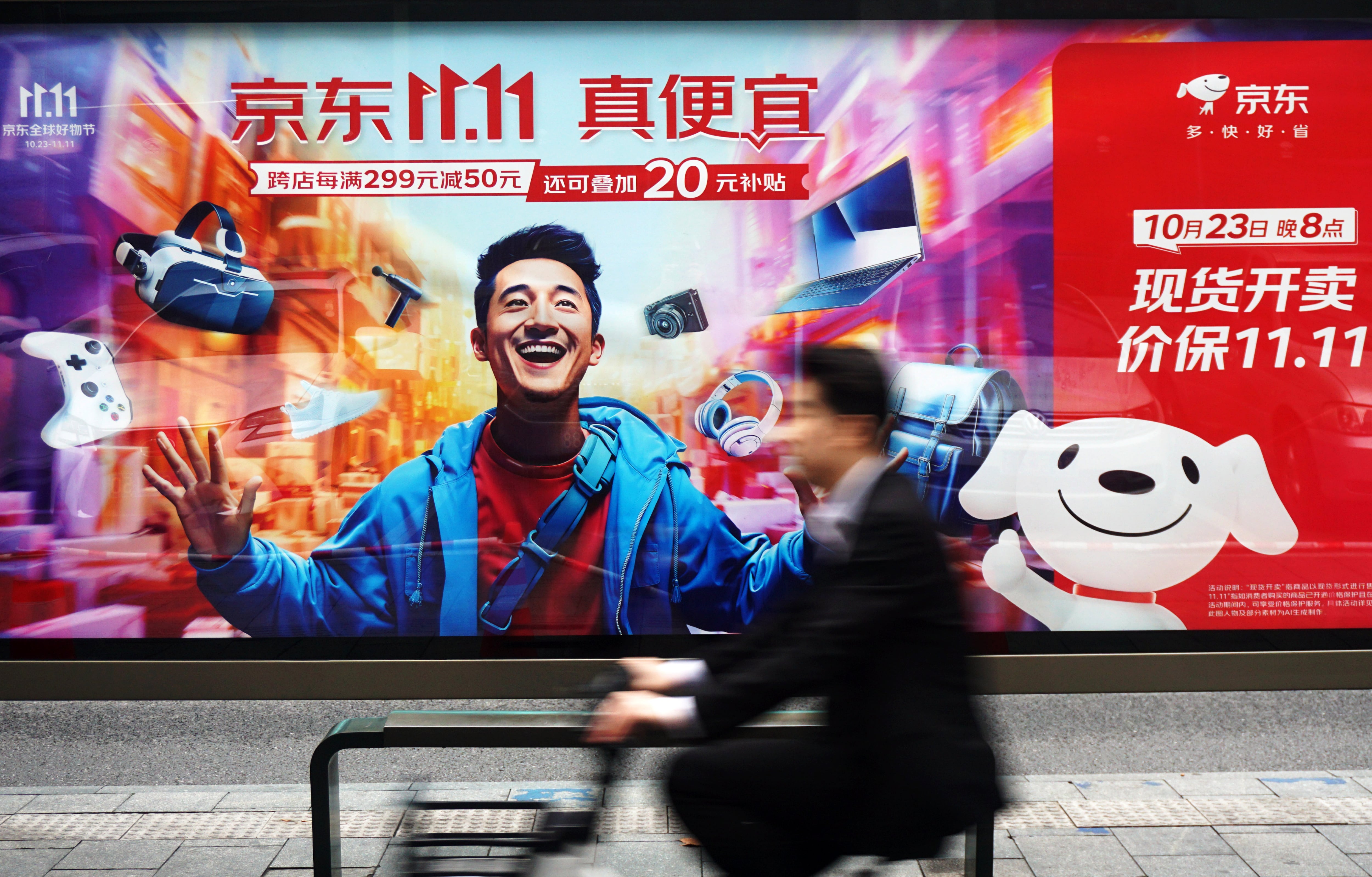 Un ciudadano junto a una campaña publicitaria en China el 11 de noviembre de 2023. 