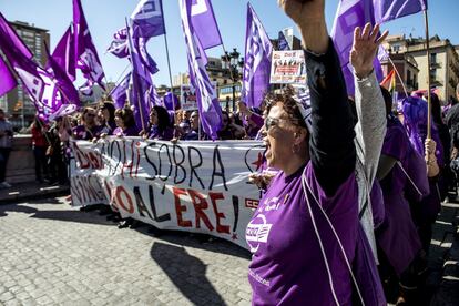 Cabecera de la manifestación feminista en el Pont de Pedra de Girona, esta mañana.