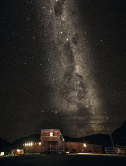 La Vía Láctea luce en el cielo nocturno sobre la base española Juan Carlos I.