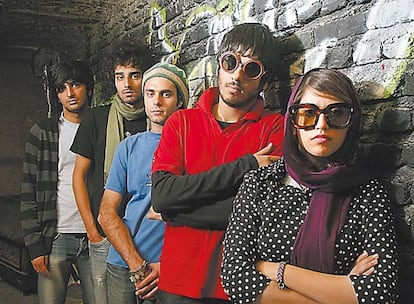 <b>Los protagonistas, Ashkan Koshanejad y Hamed Behdad, encabezando su grupo.</b>