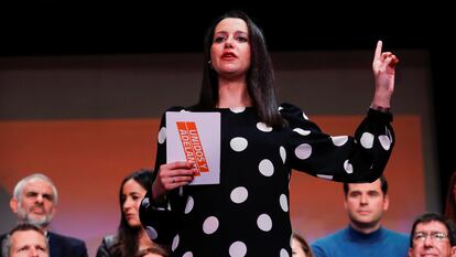 La portavoz parlamentaria de Ciudadanos, Inés Arrimadas, acompañada por varios líderes de la formación, durante la presentación de su candidatura el domingo pasado en Madrid.