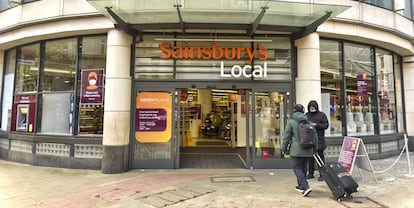 Entrada a un supermercado de Sainsbury´s en Londres