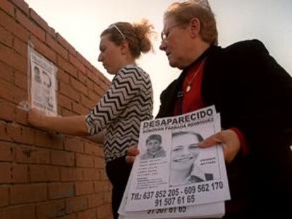 Colocando carteles para encontrar a Donovan, el niño desaparecido. PLANO MEDIO - ESCENA