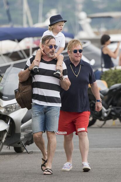 El cantante Elton John junto a su marido David Furnish y su hijo Zachary paseando por Saint-Tropez.