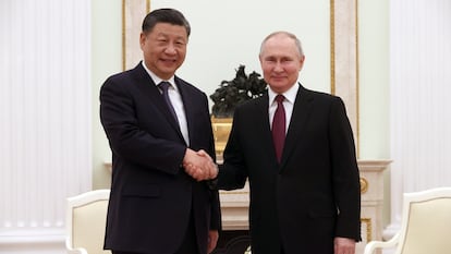 Putin y Xi se saludan al inicio de su encuentro este lunes en Moscú.