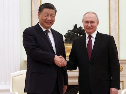 El presidente chino, Xi Jinping, y el presidente ruso, Vladimir Putin, se saludan al inicio de su encuentro en el Kremlin.